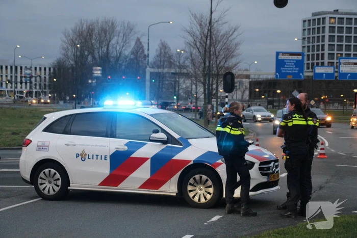 Automobilist botst tegen verkeerslicht