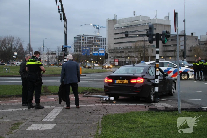 Automobilist botst tegen verkeerslicht