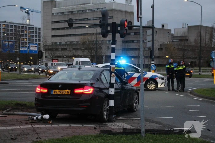 Automobilist botst tegen verkeerslicht