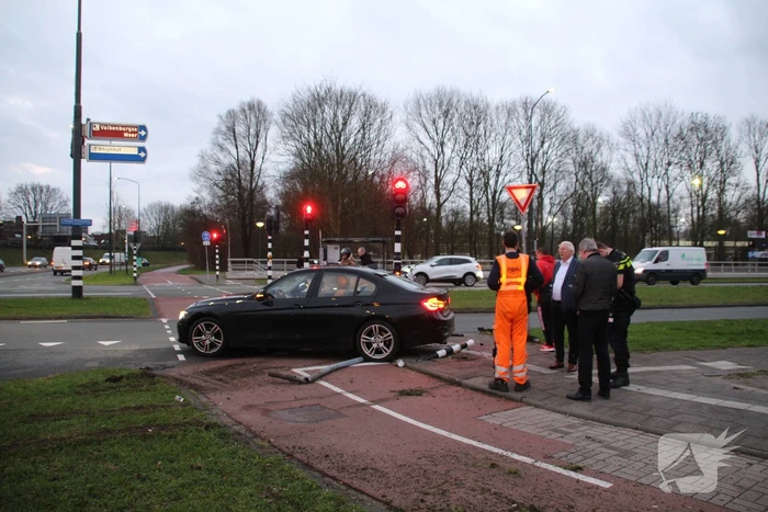 Automobilist botst tegen verkeerslicht