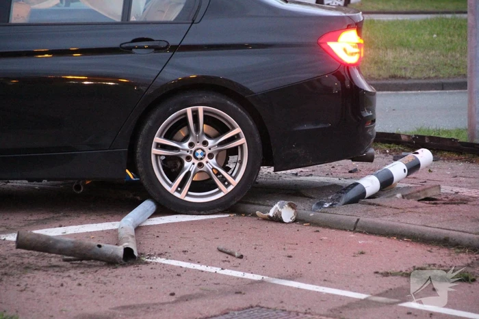 Automobilist botst tegen verkeerslicht