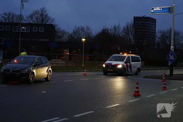 Auto's met elkaar in botsing midden op kruising in Assen
