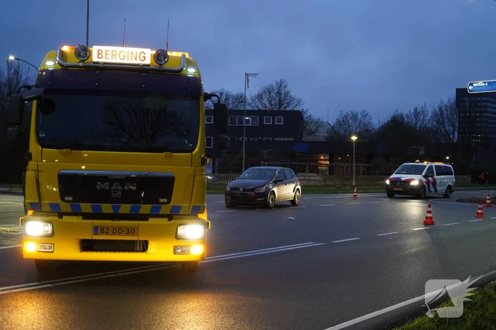 Auto's met elkaar in botsing midden op kruising in Assen