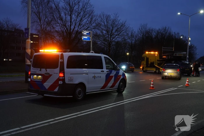 Auto's met elkaar in botsing midden op kruising in Assen