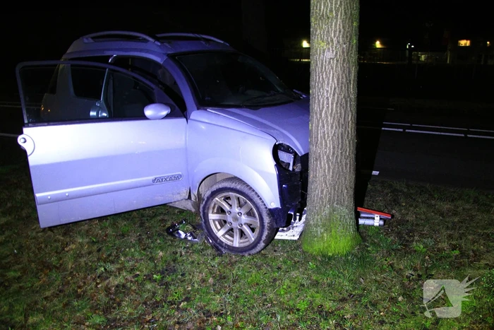 Brommobiel botst tegen verkeersbord en boom