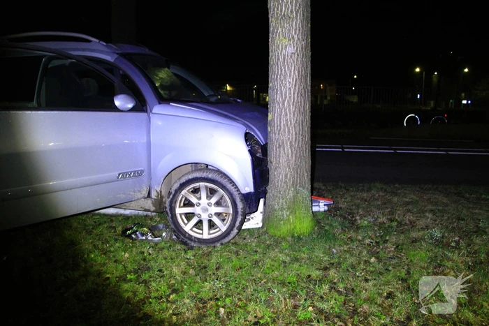 Brommobiel botst tegen verkeersbord en boom