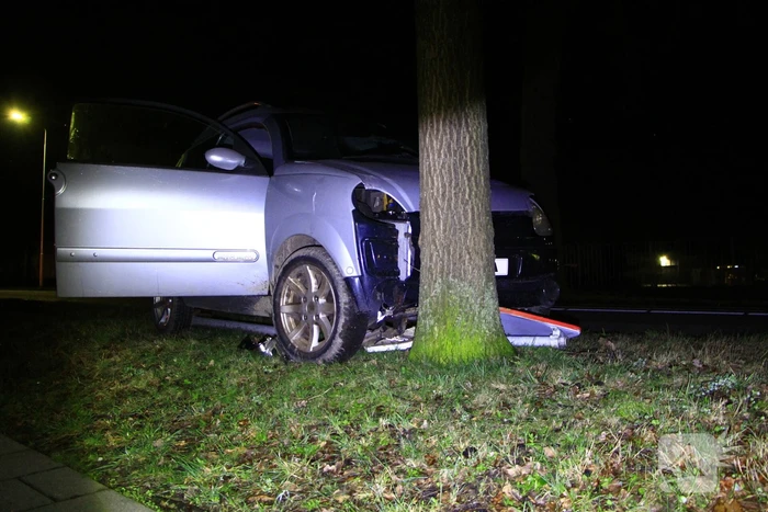 Brommobiel botst tegen verkeersbord en boom