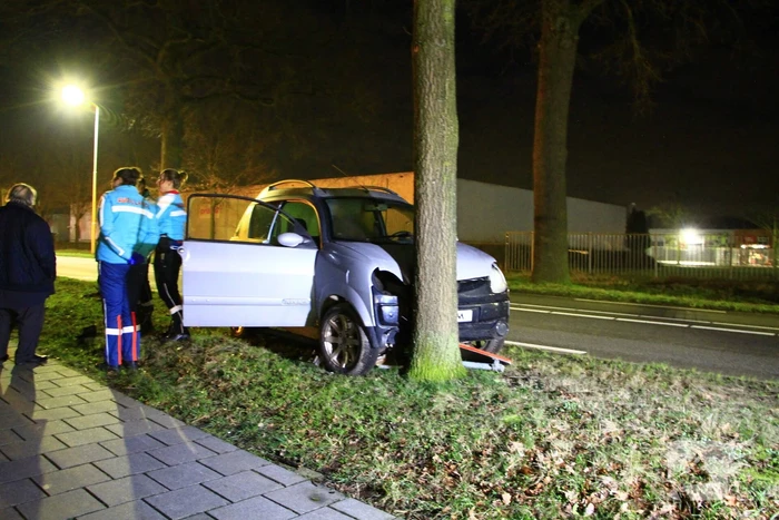 Brommobiel botst tegen verkeersbord en boom
