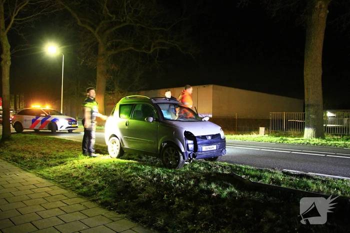 Brommobiel botst tegen verkeersbord en boom