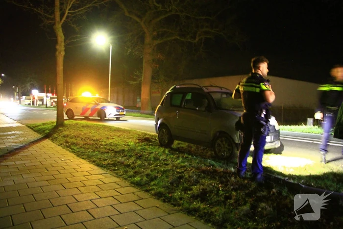 Brommobiel botst tegen verkeersbord en boom