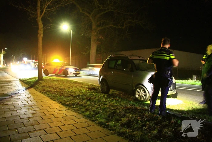 Brommobiel botst tegen verkeersbord en boom