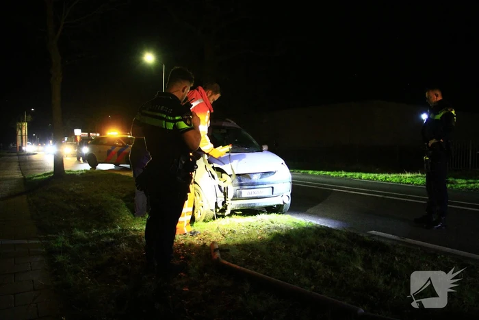 Brommobiel botst tegen verkeersbord en boom