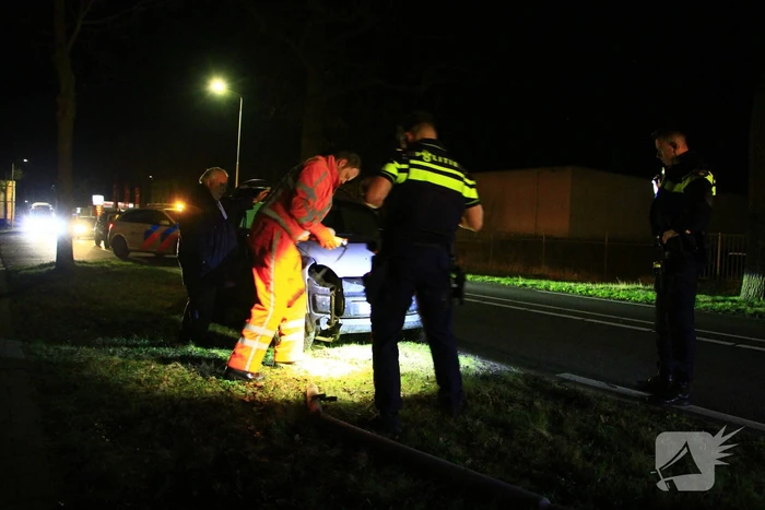 Brommobiel botst tegen verkeersbord en boom