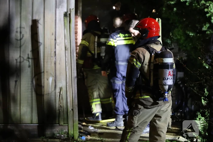 Brand bij deur van woning na explosie