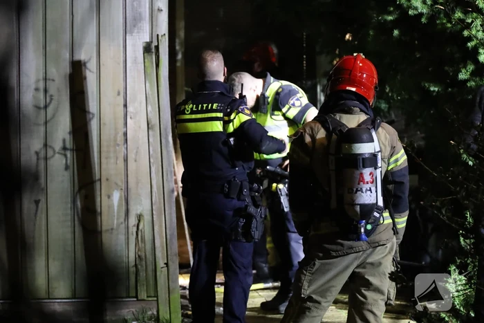 Brand bij deur van woning na explosie