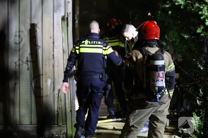 Brand bij deur van woning na explosie