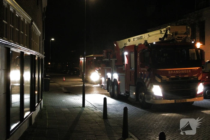 Brandweer ventileren woning na vergeten pan