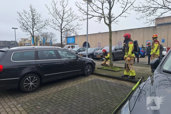 Brandweer ingezet voor rook onder motorkap