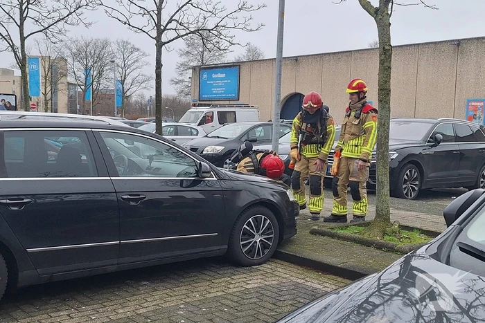 Brandweer ingezet voor rook onder motorkap