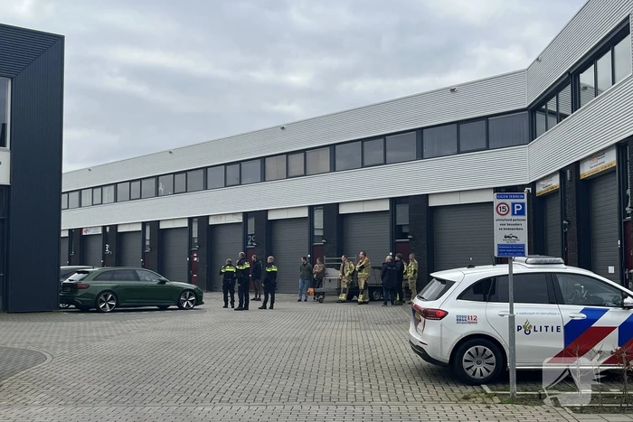 Brandweer verricht metingen in bedrijfspand