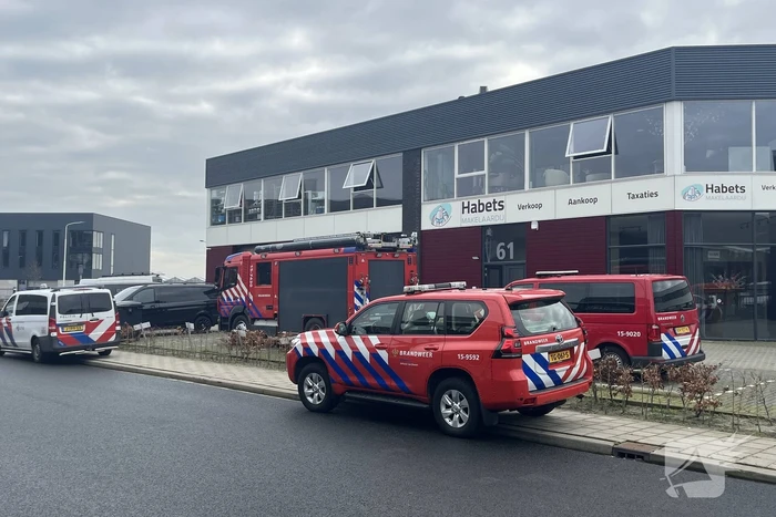 Brandweer verricht metingen in bedrijfspand