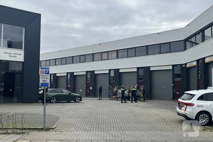 Brandweer verricht metingen in bedrijfspand