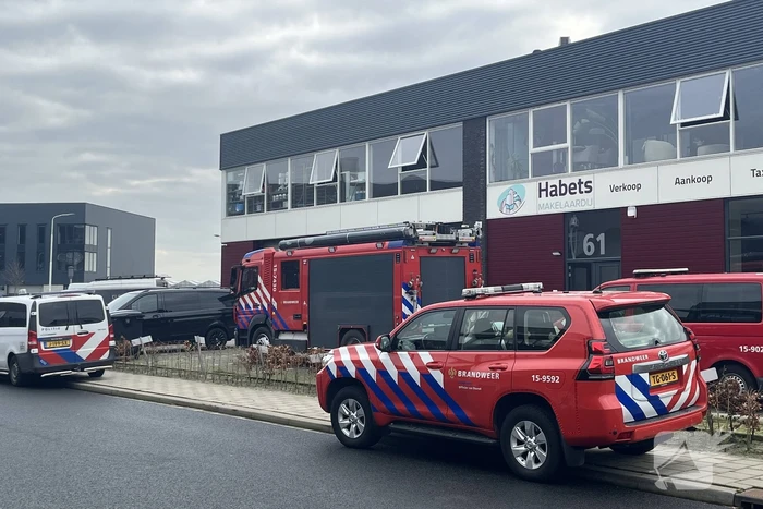Brandweer verricht metingen in bedrijfspand
