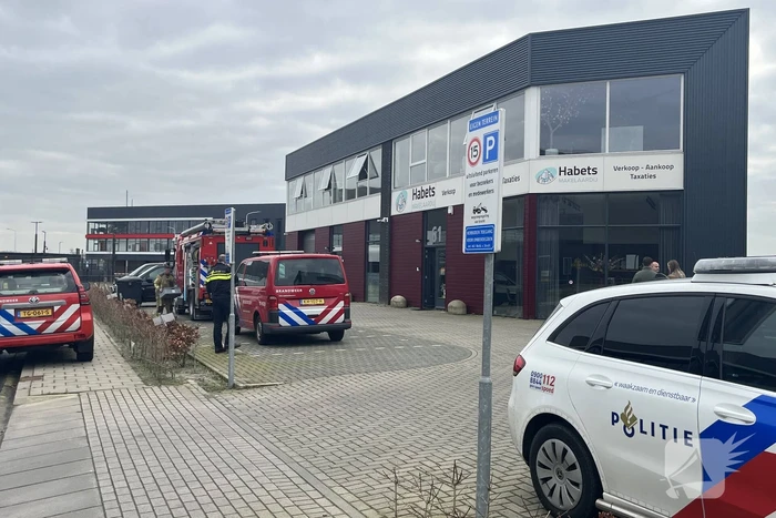 Brandweer verricht metingen in bedrijfspand