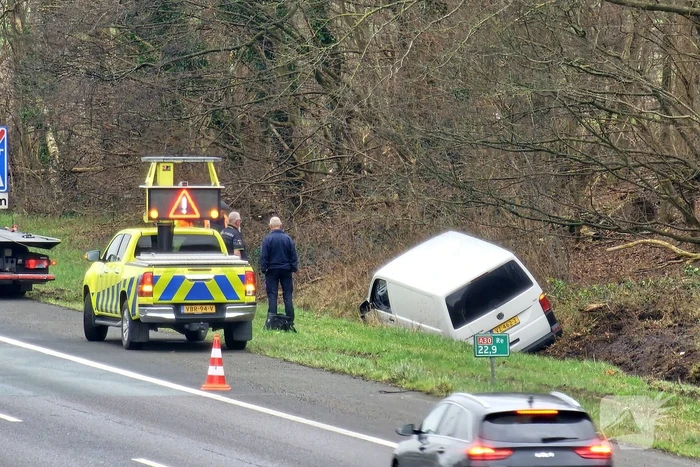 Politiebus belandt in greppel naast snelweg