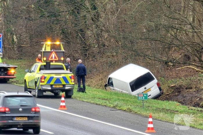 Politiebus belandt in greppel naast snelweg