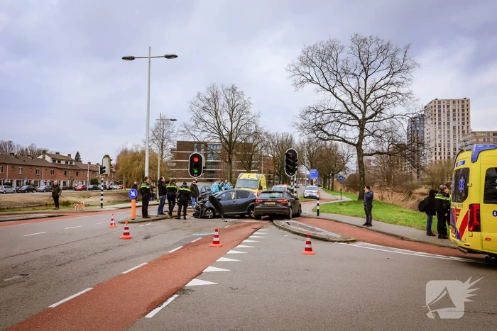 Gewonde en enorme schade na frontale botsing op kruising