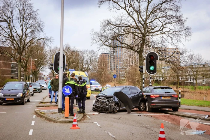 Gewonde en enorme schade na frontale botsing op kruising