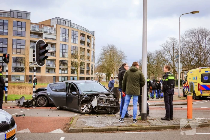 Gewonde en enorme schade na frontale botsing op kruising