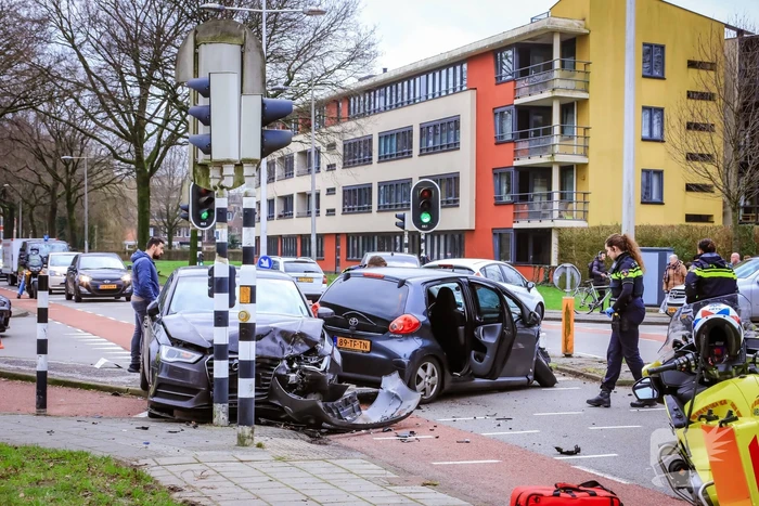 Gewonde en enorme schade na frontale botsing op kruising
