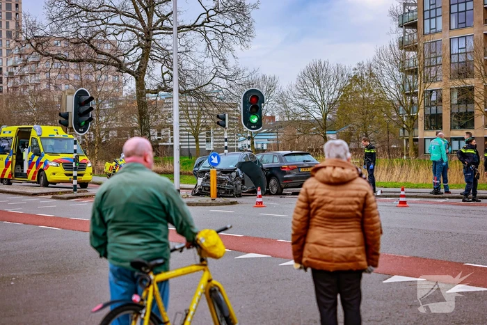 Gewonde en enorme schade na frontale botsing op kruising