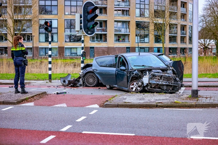 Gewonde en enorme schade na frontale botsing op kruising