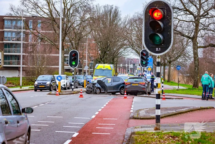 Gewonde en enorme schade na frontale botsing op kruising