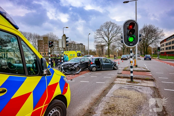 Gewonde en enorme schade na frontale botsing op kruising