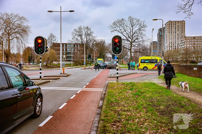 Gewonde en enorme schade na frontale botsing op kruising