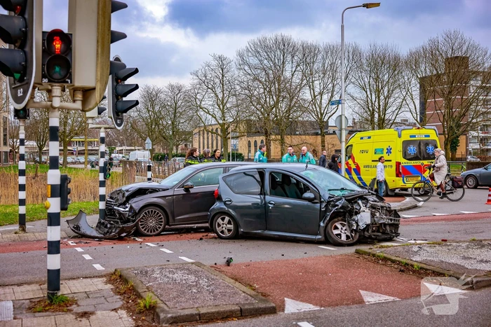 Gewonde en enorme schade na frontale botsing op kruising