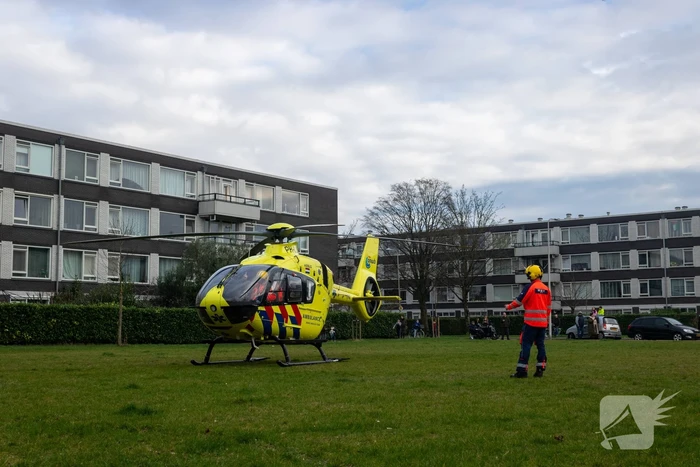 Traumahelikopter landt voor medische noodsituatie