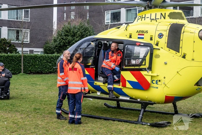 Traumahelikopter landt voor medische noodsituatie