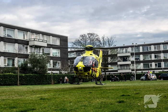 Traumahelikopter landt voor medische noodsituatie
