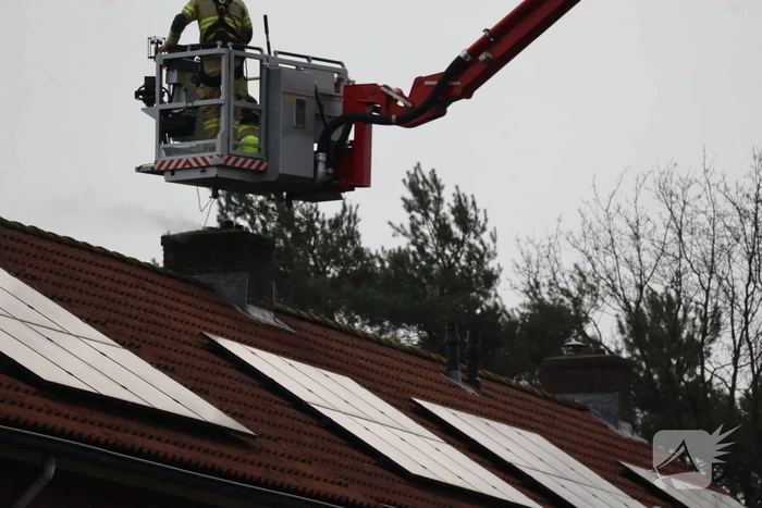 Brand in schoorsteen van woning
