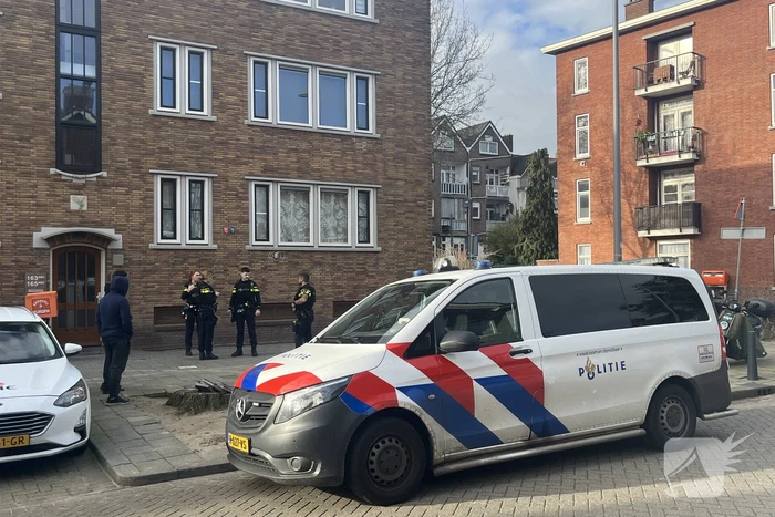 Maaltijdbezorger bedreigt en beroofd in woonwijk