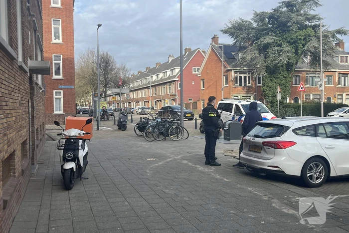 Maaltijdbezorger bedreigt en beroofd in woonwijk