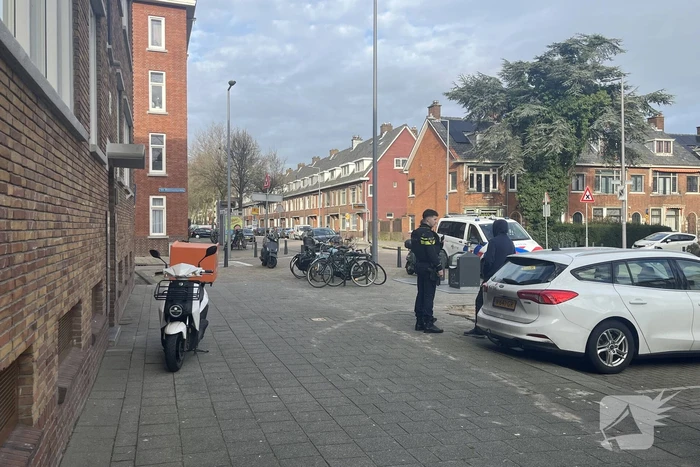 Maaltijdbezorger bedreigt en beroofd in woonwijk