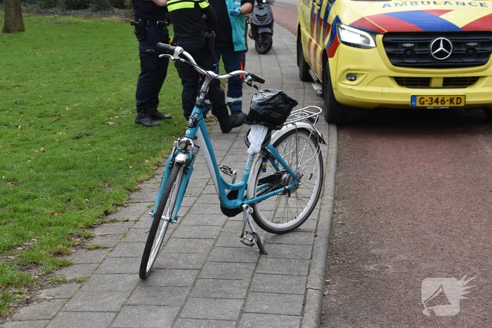 Fietser geschept door auto tijdens overteken