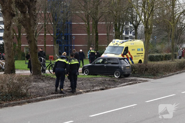 Fietser geschept door auto tijdens overteken