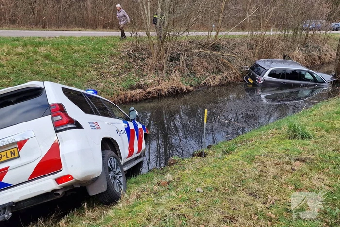 Politiewagen te water na vergeten handrem